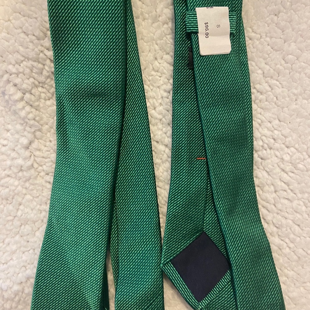 Green Geometric Tie